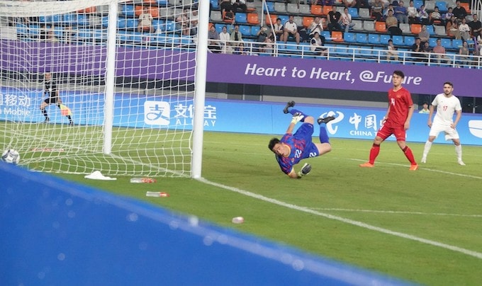 HLV Hoàng Anh Tuấn: ‘Olympic Việt Nam vẫn còn cơ hội, nhưng không dễ’; Fan MU cầu xin Sir Alex trở lại cứu đội bóng