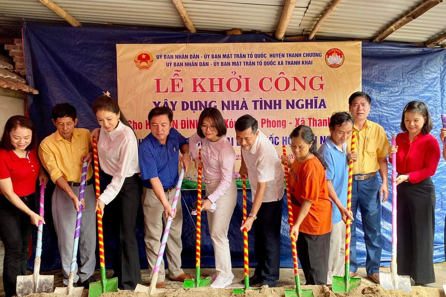 Đoàn Đại biểu Quốc hội tỉnh cùng doanh nghiệp, nhà hảo tâm hỗ trợ xây dựng nhà tình nghĩa và trao quà trẻ khuyết tật, mồ côi