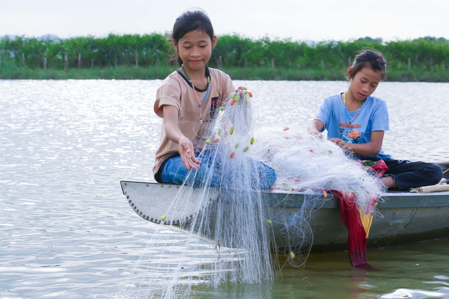 Trung thu thiếu thốn của những đứa trẻ làng chài 