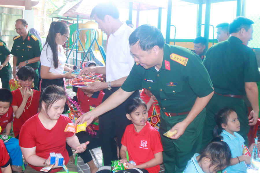 Quân khu 4 thăm tặng quà cho các cháu khuyết tật địa bàn tỉnh Nghệ An