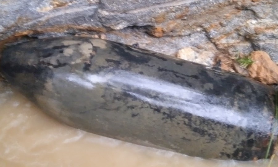 Quả bom khủng 'lộ thiên' sau mưa lớn ở Quế Phong