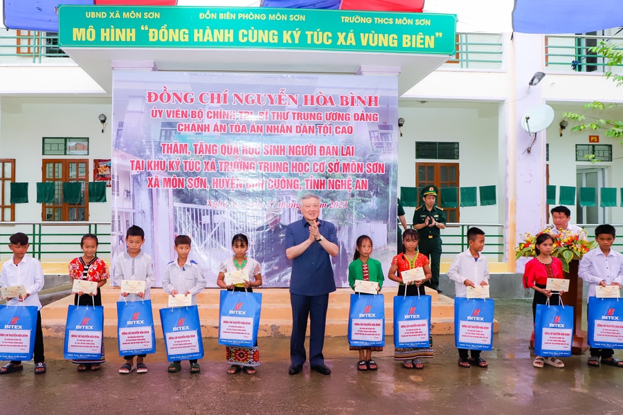 Chánh án Tòa án nhân dân tối cao thăm, tặng quà học sinh đồng bào dân tộc Đan Lai, Đồn Biên phòng Môn Sơn