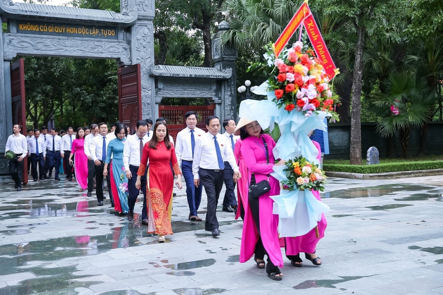 Đoàn đại biểu Hội Nông dân tỉnh Nghệ An dâng hương báo công với Bác