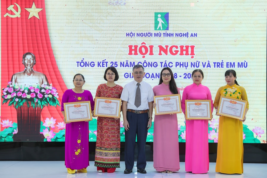 5 tập thể và 6 cá nhân được khen thưởng tại Hội nghị tổng kết 25 năm công tác phụ nữ và trẻ em mù