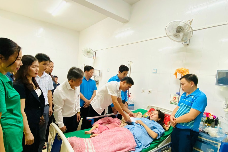 Giám đốc Sở Giáo dục và Đào tạo Nghệ An thăm, động viên 2 cô giáo gặp nạn trên đường đi dạy về