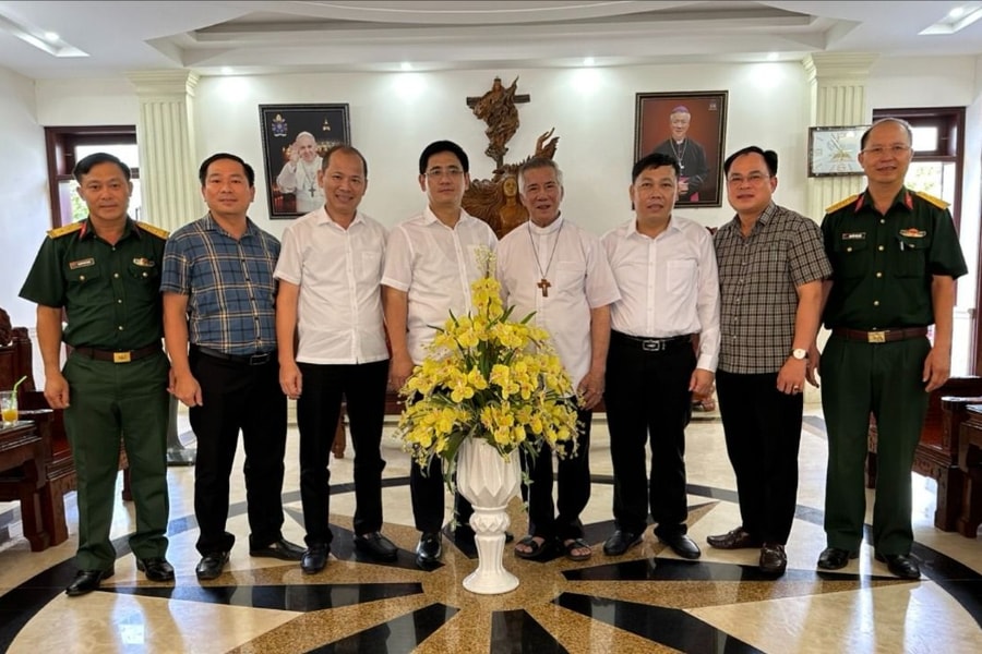 Hội đồng giáo dục Quốc phòng - An ninh tỉnh thăm và làm việc với Tòa Giám mục Giáo phận Vinh
