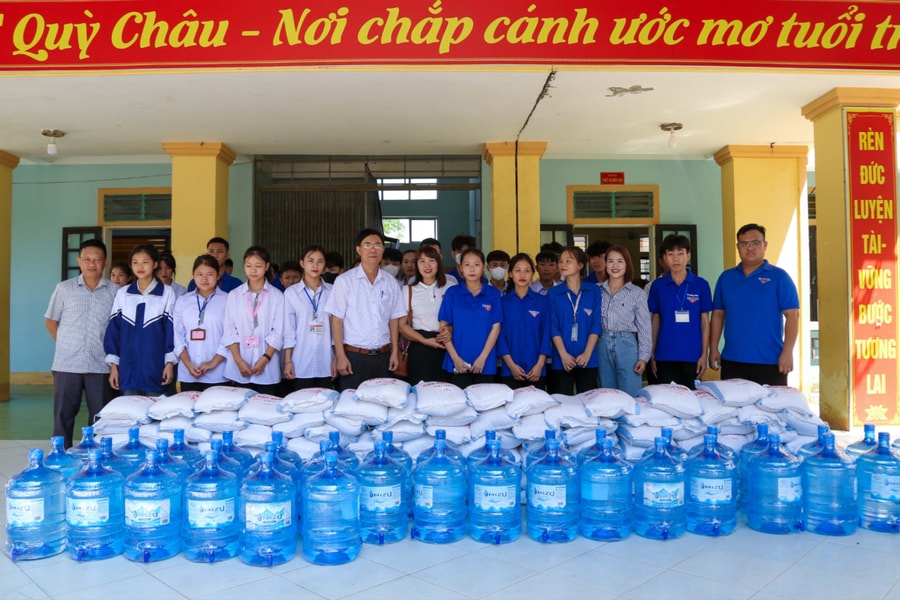 Đồng hành cùng học sinh vùng lũ Quỳ Châu