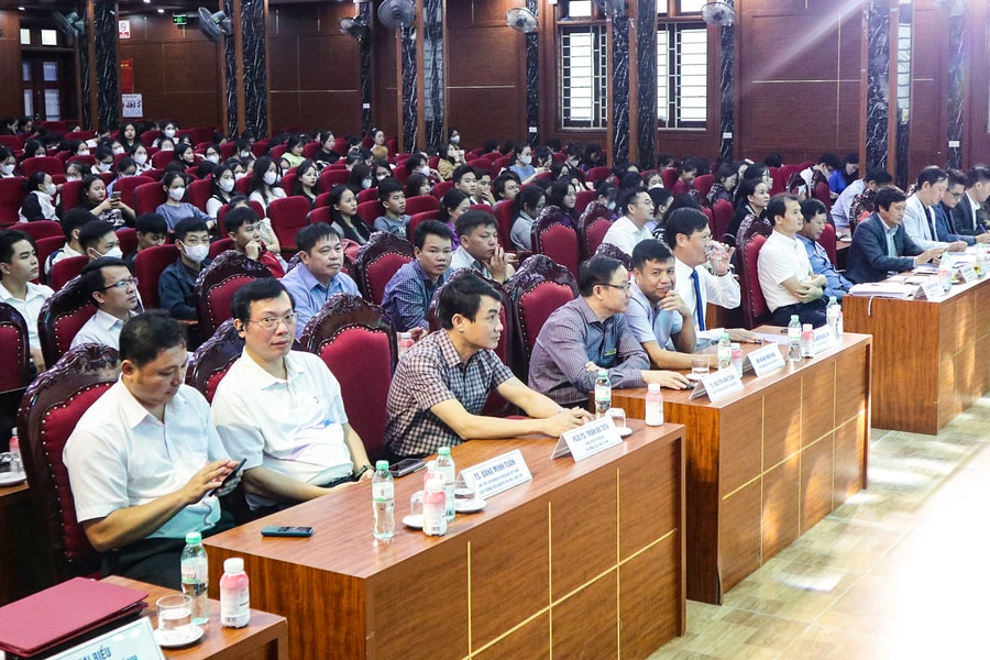 Hàng trăm đại biểu tham gia talk show ứng dụng công nghệ lưu trữ trong chuyển đổi số tại Nghệ An