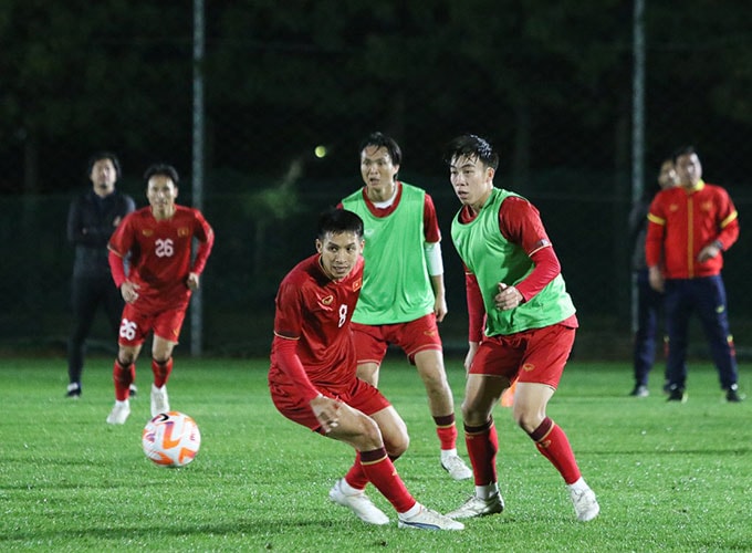 ĐT Việt Nam gặp khó ngay khi đặt chân đến Hàn Quốc; Tiền vệ ĐT Việt Nam - Nguyễn Tuấn Anh: Chuyện hướng dương ngược nắng và Con cá lớn trong ao tù