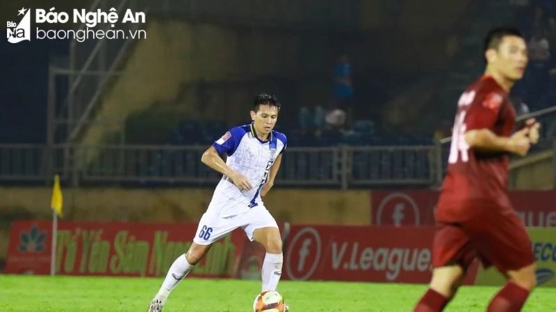 Hậu vệ Trần Đình Hoàng - điểm tựa vững vàng ở sân Vinh 