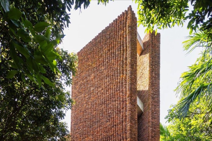 Nhà độc lạ xây từ 5 triệu viên ngói cổ của danh hài Xuân Hinh 