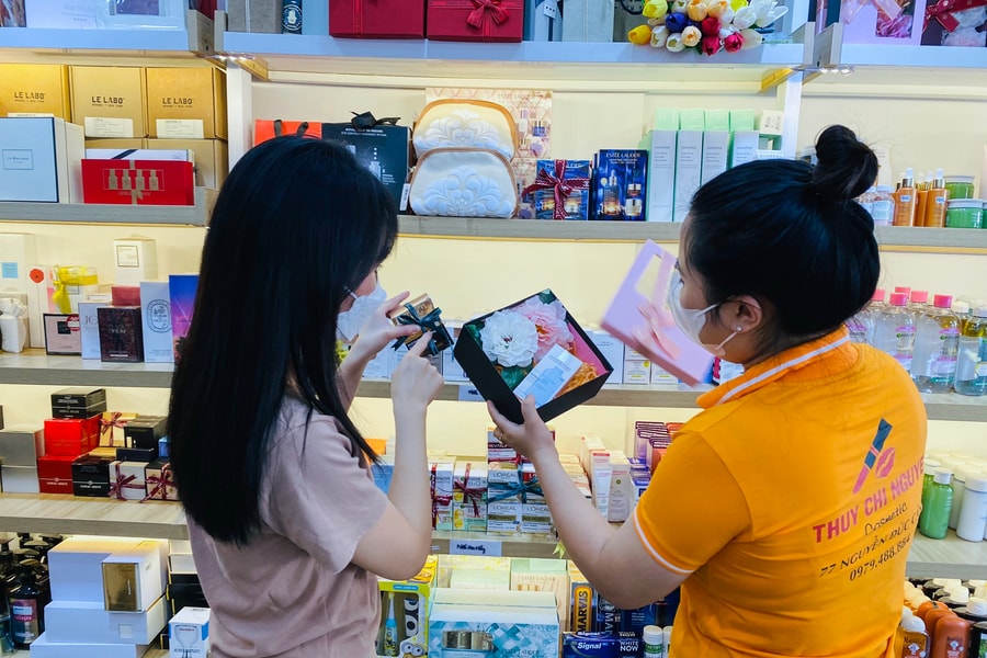 Quà tặng thiết thực 'hút' khách dịp lễ 20/10