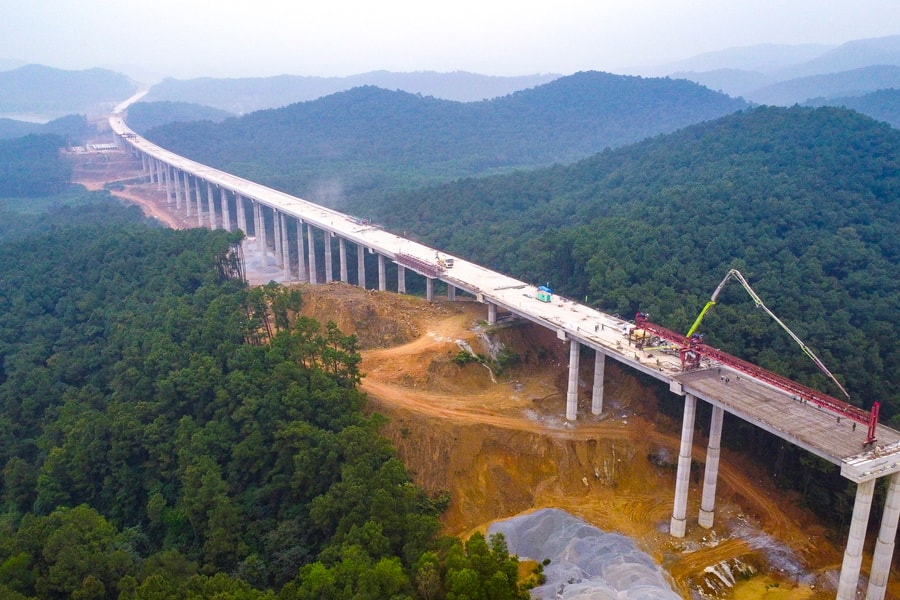 'Qua sông bắc cầu, qua ruộng đổ đất, qua núi khoét núi' để làm cao tốc