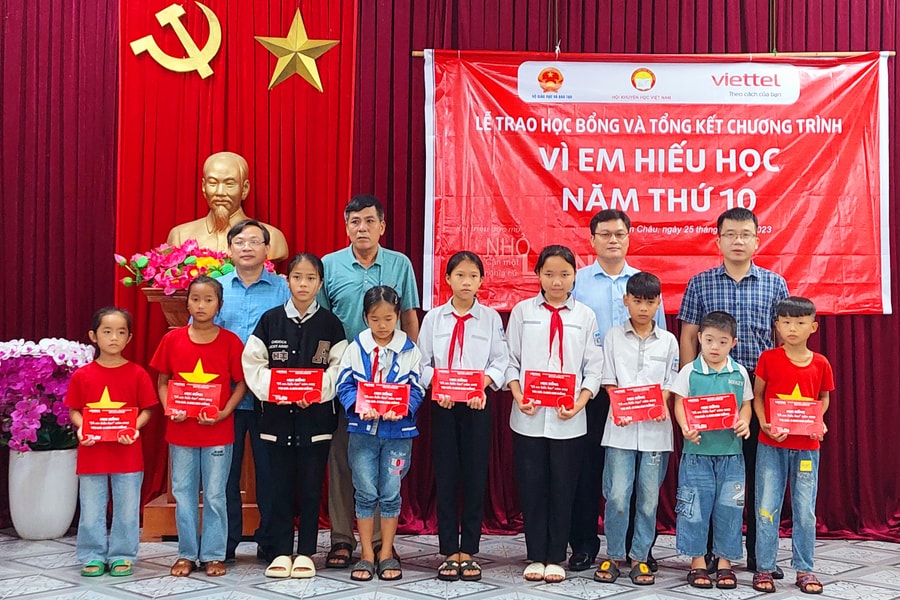 Viettel Diễn Châu trao 100 triệu đồng học bổng 'Vì em hiếu học'