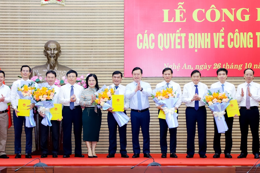Nghệ An công bố các quyết định bổ nhiệm Giám đốc, Phó Giám đốc các Sở: Xây dựng, Giao thông Vận tải và Phó Chánh Thanh tra tỉnh