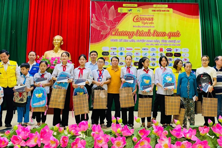 Đoàn caravan Hành trình nhân ái trao quà đến các hoàn cảnh khó khăn tại Nghệ An