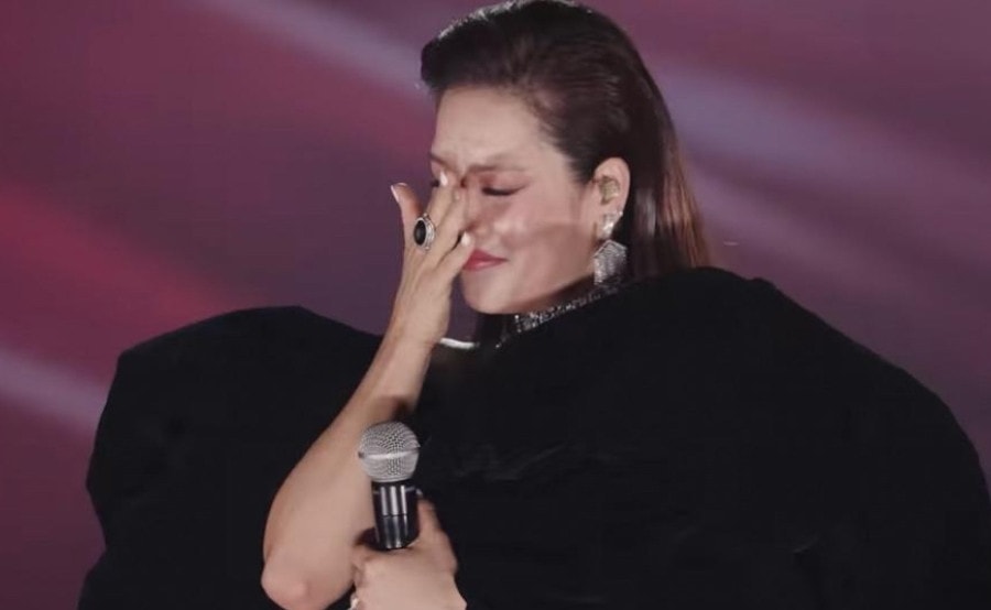 Thu Phương khó thở, khóc nghẹn, định bỏ thi 'Chị đẹp đạp gió'