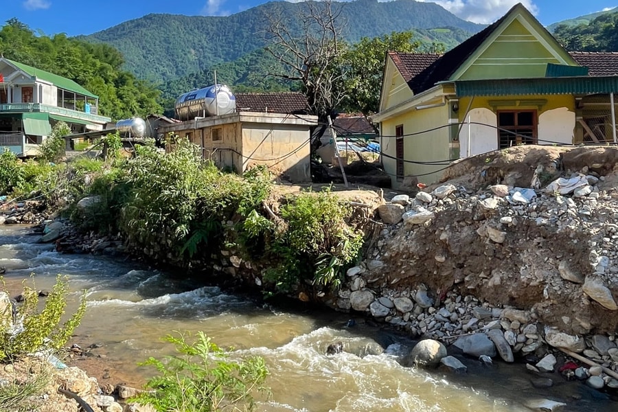 Người dân bất an sống trong vùng sạt lở, bao giờ mới được di dời tái định cư?