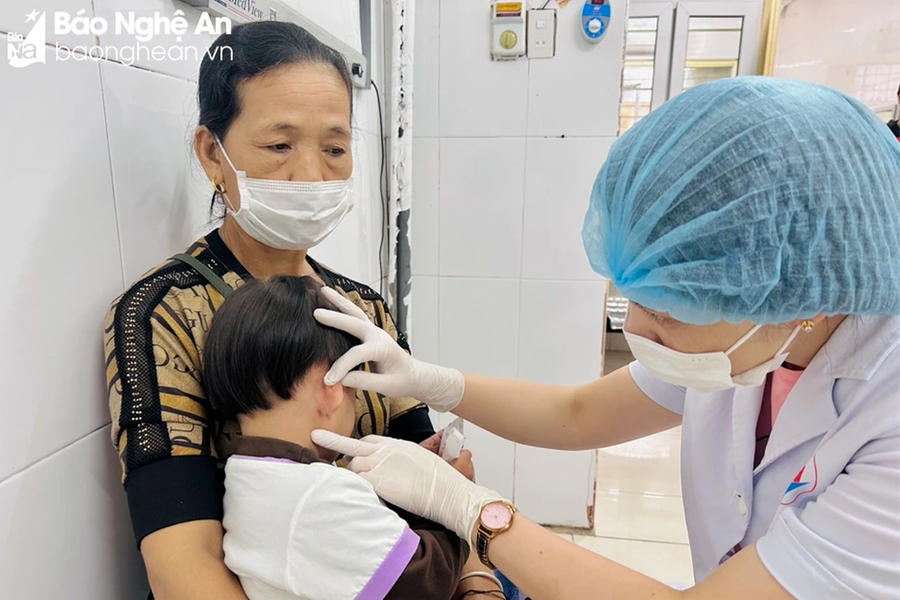 Cứu sống bé gái bị nhiễm vi khuẩn 'ăn thịt người'