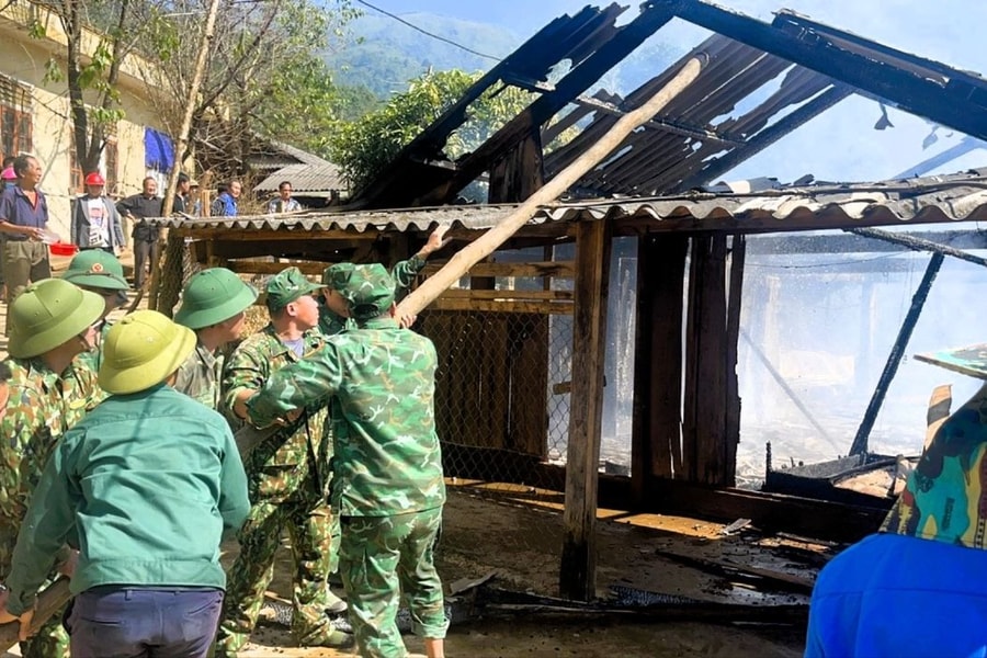 Đồn Biên phòng Mường Ải hỗ trợ gia đình người dân bị hoả hoạn