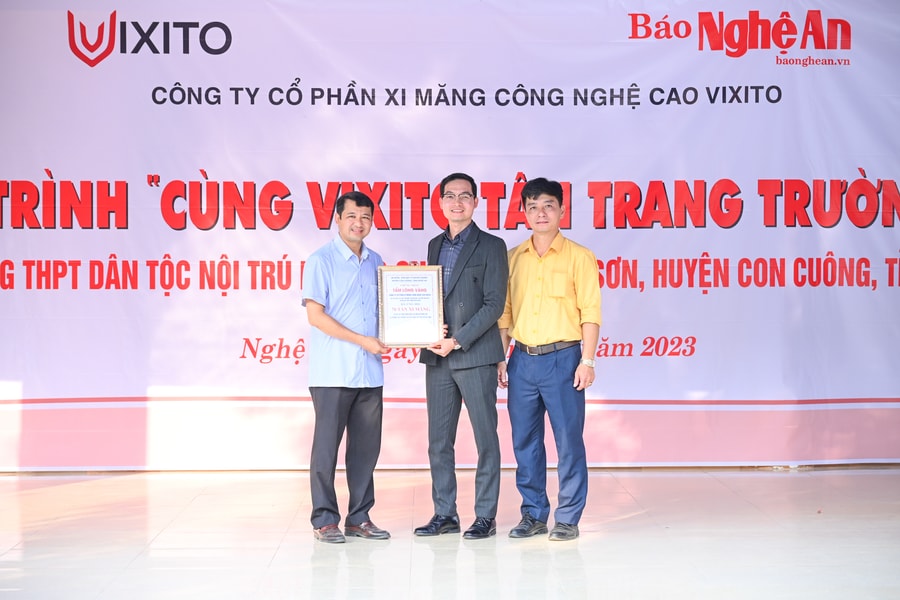 Báo Nghệ An và Công ty cổ phần Xi măng công nghệ cao Vixito trao tặng 70 tấn xi măng cho huyện Con Cuông