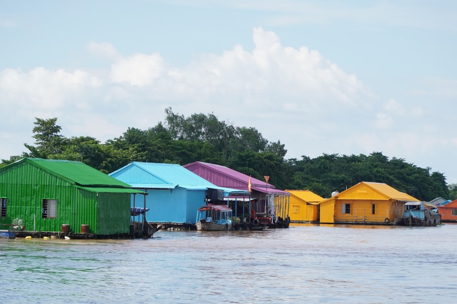 Làng bè đa sắc độc nhất miền Tây