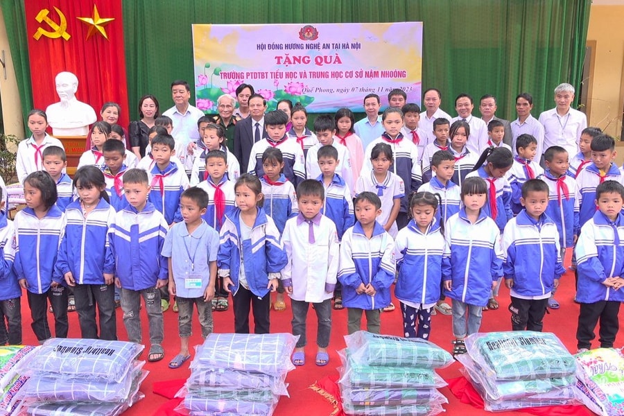 Hội Đồng hương Nghệ An tại Hà Nội tặng quà cho học sinh tại huyện Quế Phong