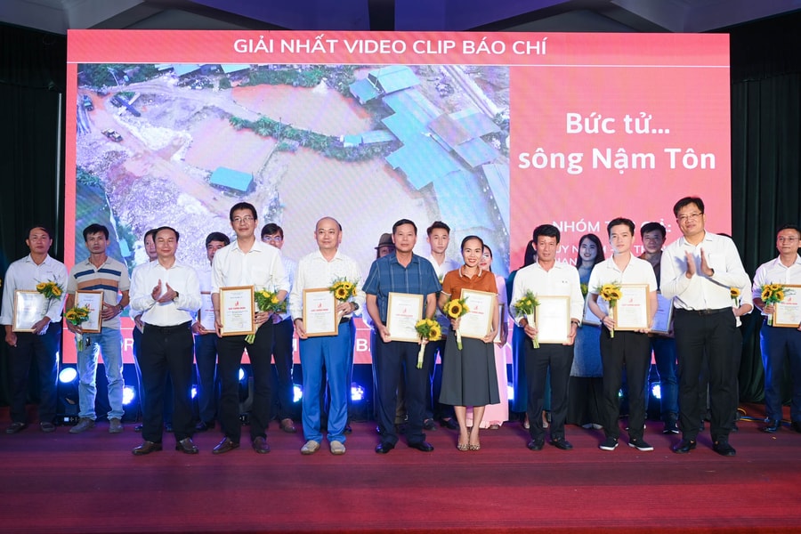 Trao giải Cuộc thi Ảnh báo chí 'Khoảnh khắc vàng' và Video clip Báo Nghệ An lần thứ 12