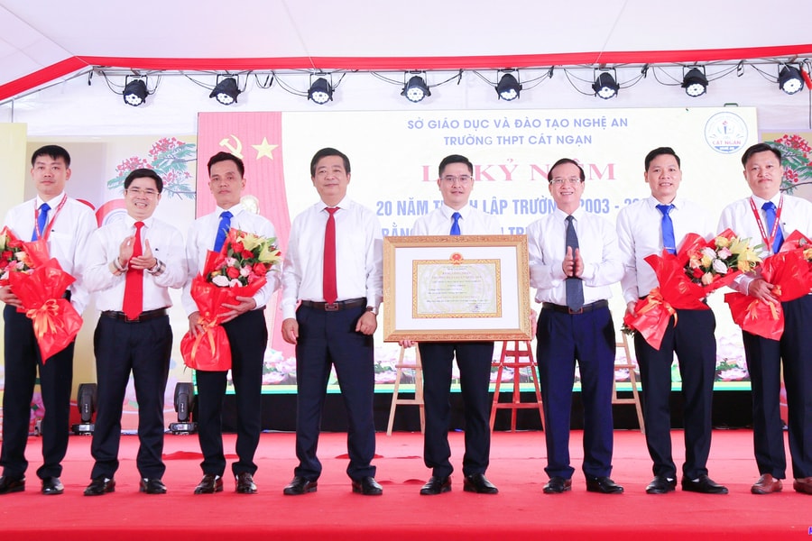 Trường THPT Cát Ngạn (Thanh Chương) đón Bằng công nhận đạt chuẩn Quốc gia