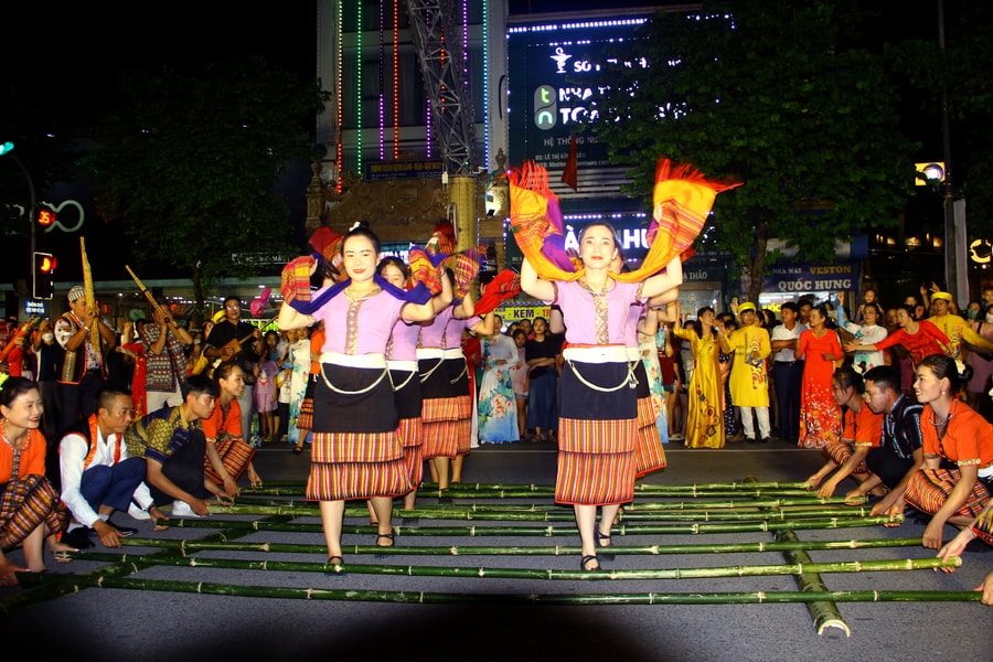 Đặc sắc các hoạt động giao lưu văn hóa các dân tộc tại phố đi bộ TP.Vinh