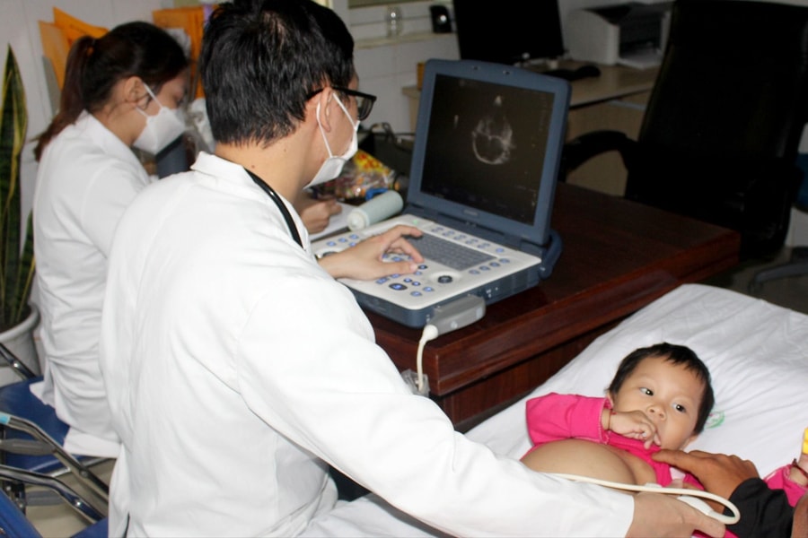 Chương trình ‘Trái tim cho em’ khám sàng lọc bệnh tim miễn phí cho hơn 1.300 trẻ em Nghệ An