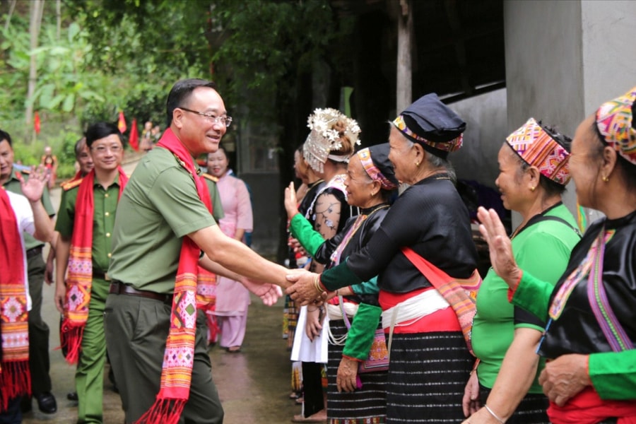 Giám đốc Công an tỉnh dự Ngày hội Đại đoàn kết toàn dân tộc ở Kỳ Sơn