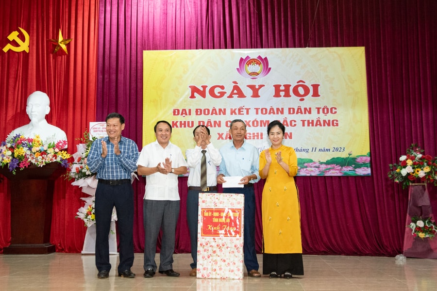 Chủ tịch Ủy ban Mặt trận Tổ quốc tỉnh dự ngày hội Đại đoàn kết và trao tặng Huy hiệu Đảng tại huyện Nghi Lộc