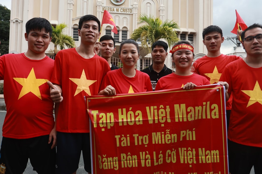 Cổ động viên Việt Nam tại Philippines cắt phép, đổi ca làm việc để đi cổ vũ đội tuyển quốc gia