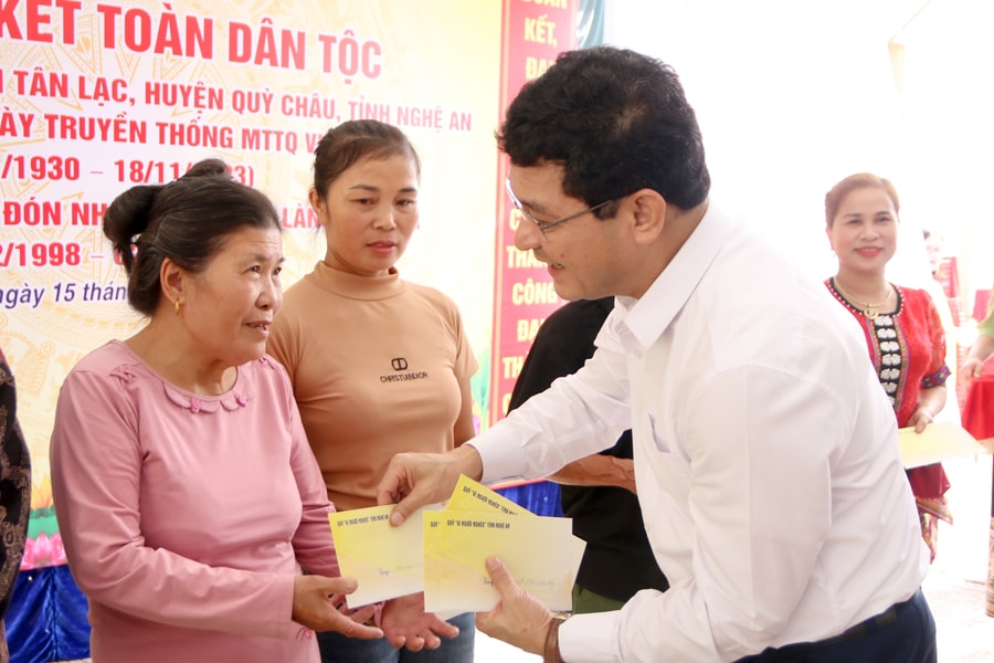 Chủ nhiệm Ủy ban Kiểm tra Tỉnh ủy Phạm Trọng Hoàng vui Ngày hội Đại đoàn kết cùng nhân dân huyện Quỳ Châu