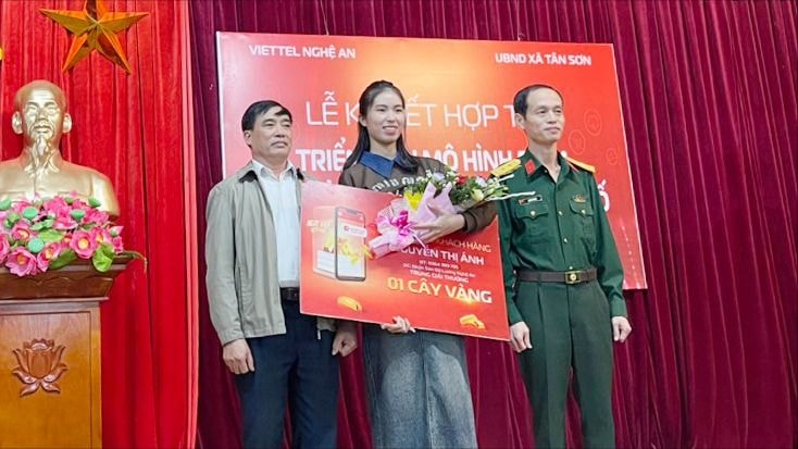 Khách hàng ở Nghệ An trúng thưởng 1 cây vàng trong chương trình ‘Ngày vàng Viettel Money’