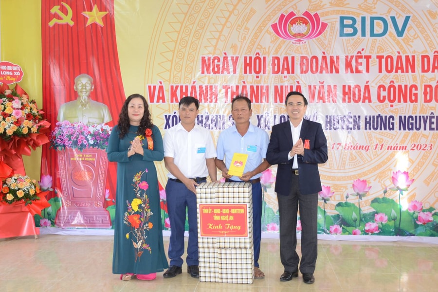 Đồng chí Nguyễn Thị Thu Hường dự Ngày hội Đại đoàn kết ở huyện Hưng Nguyên