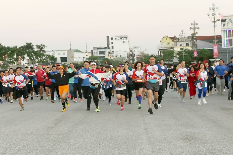  2.000 vận động viên Nghệ An tham gia chạy gây quỹ 'Tết ấm miền Tây xứ Nghệ'