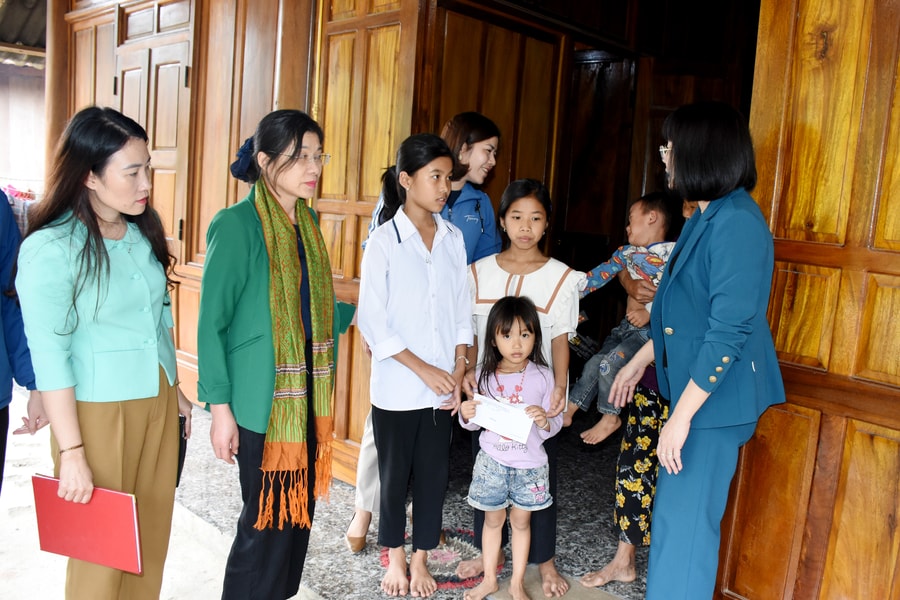 Hội đồng nhân dân tỉnh khảo sát chất lượng nguồn nhân lực, tình trạng trẻ em có bố mẹ đi làm ăn xa tại Kỳ Sơn 