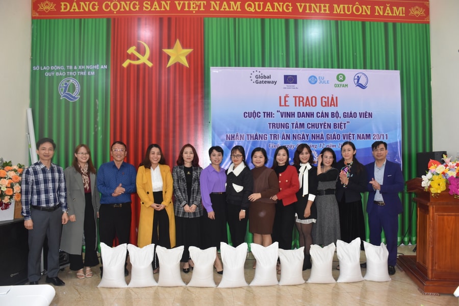 Trao thưởng 9 đơn vị đoạt giải cuộc thi 'Vinh danh cán bộ, giáo viên trung tâm chuyên biệt'