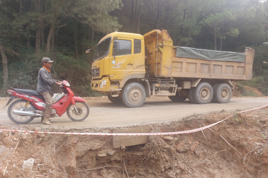 Xe tải băm nát đường, doanh nghiệp chậm khắc phục dù đã hứa