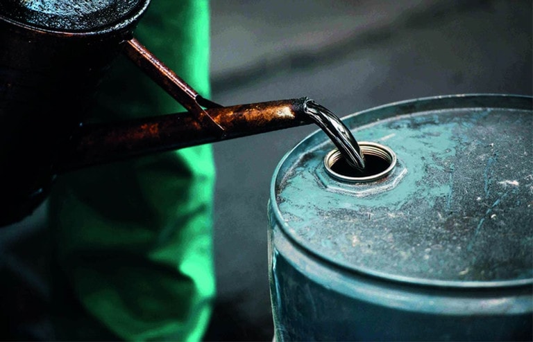 Đồng USD đồng loạt bật tăng; Giá xăng dầu tiếp đà lao dốc, lùi xa mốc 80 USD/thùng