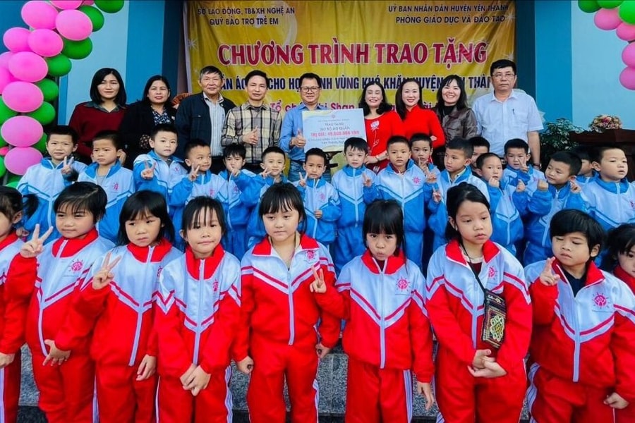 Trao tặng áo ấm cho 1.300 học sinh mầm non ở Nghệ An