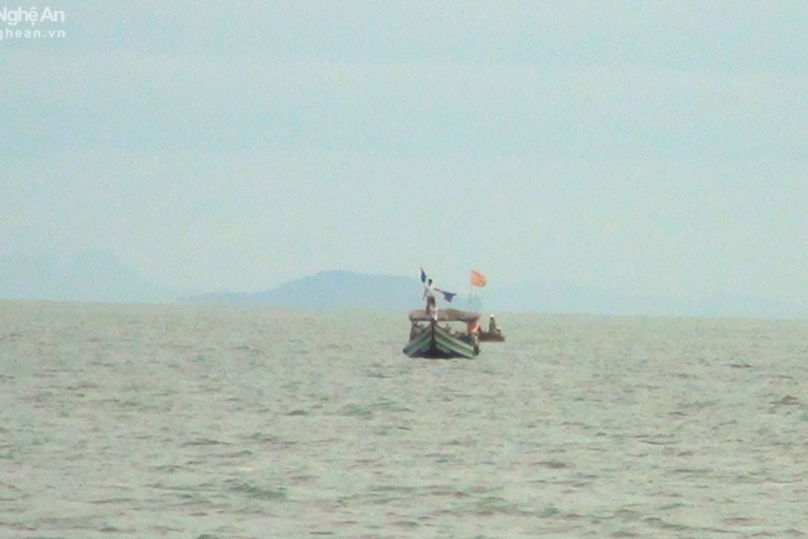 Tàu cá bị chìm trên biển, các thuyền viên được ứng cứu an toàn