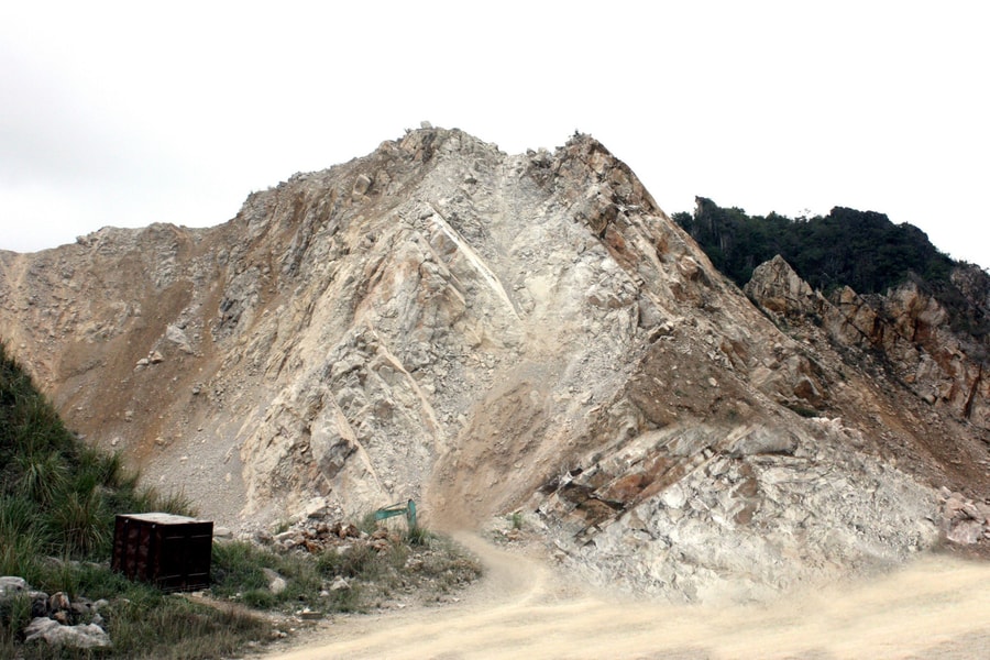 Nhiều vi phạm ở công ty nổ mìn làm đất đá văng xuống Quốc lộ 1A