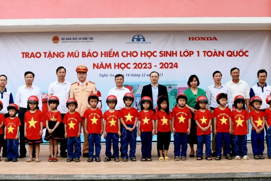 Ban An toàn giao thông tỉnh Nghệ An trao tặng trên 71.000 mũ bảo hiểm cho trẻ em lớp 1