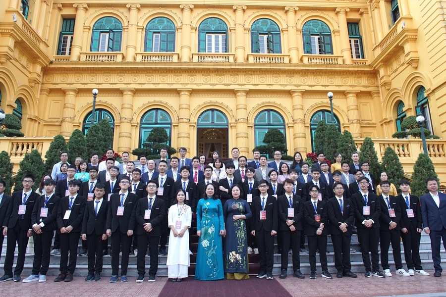 Cựu học sinh Trường THPT chuyên Phan Bội Châu được trao tặng Huân chương Lao động hạng Ba 