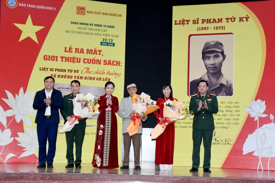 Ra mắt cuốn sách ‘Liệt sĩ Phan Tứ Kỷ - Thư chiến trường và những tấm hình có lửa’