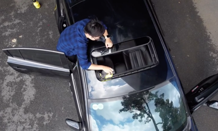 Cách tự vệ sinh cửa sổ trời cho xe ô tô