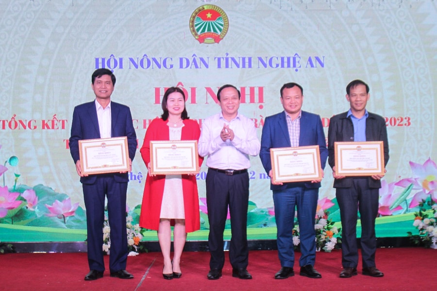 Hỗ trợ nông dân phát triển kinh tế và chuyển đổi số trong nông nghiệp